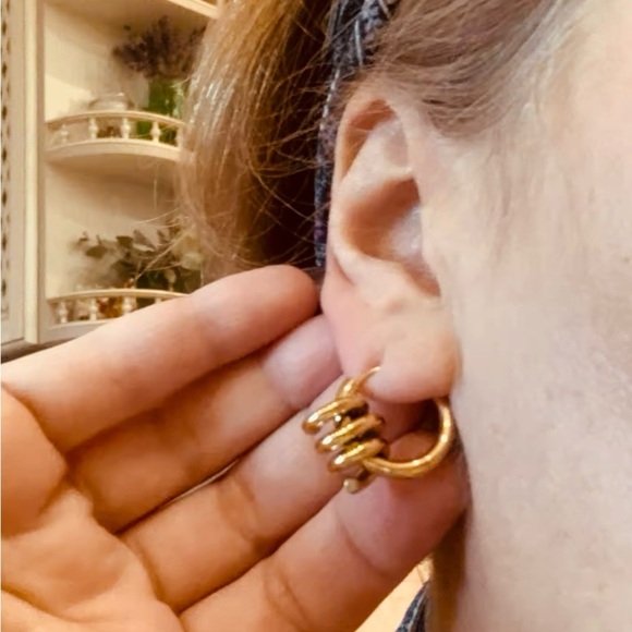 18 Gold Plated Twisted Hoop Earrings for Women Waterproof PVD - Picture 3 of 5